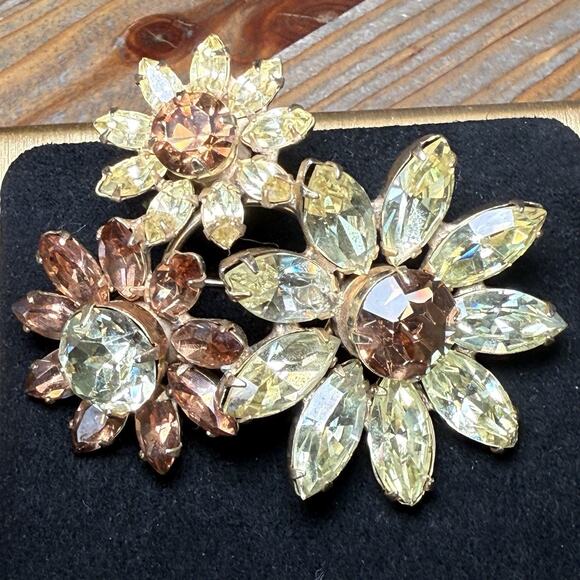Vintage REGENCY Unmarked Bold Jonquil Topaz Cluster Rhinestone Flower Brooch - Picture 2 of 14
